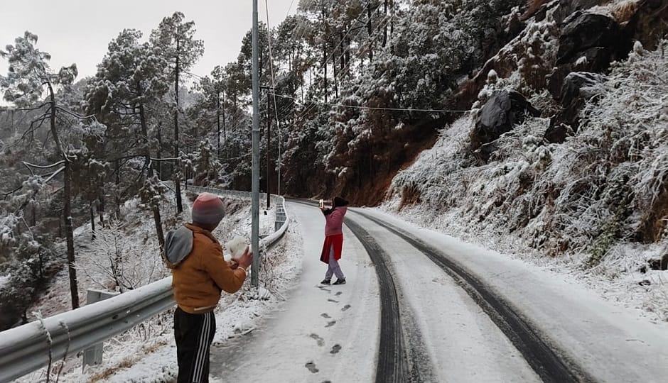 Mountains covered in snow on Basant Panchami, tourists had a lot of fun