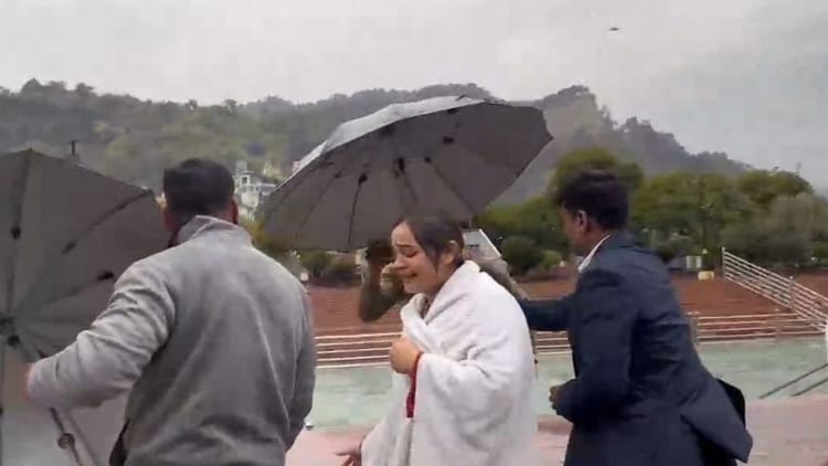 Haridwar: वीआईपी घाट पर स्नान कर रहीं थीं अपर्णा यादव, वीडियो बना रहे पैपराजी के तलाक के सवाल पर भड़कीं