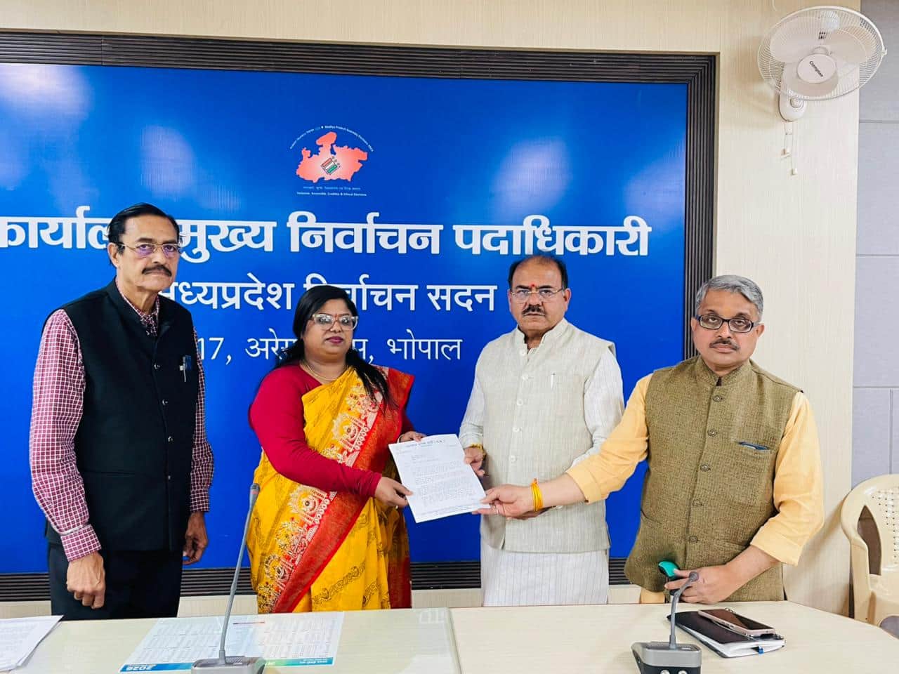 भाजपा प्रतिनिधिमंडल ने चुनाव आयोग को सौंपा ज्ञापन