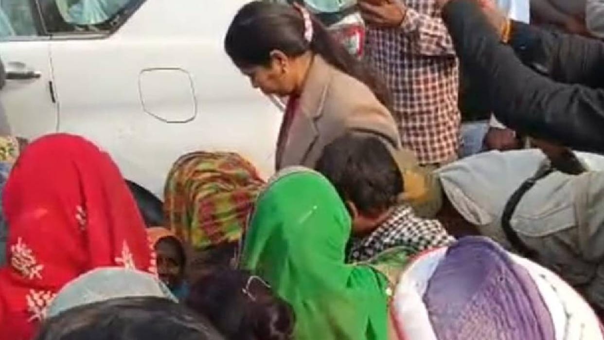 Bahraich: Women fell at the feet of SDM Monalisa in Pathak Purwa... pleading to save their land.