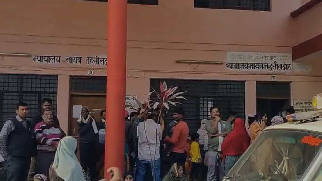 Bahraich: A heated argument erupted between the Tehsildar and revenue officials, leading to a major commotion,
