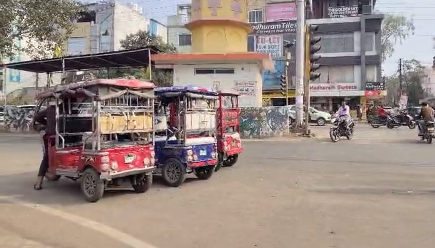 E-rickshaw system fails in Bhopal: Routes not finalized even after 9 months, causing traffic jams on the roads