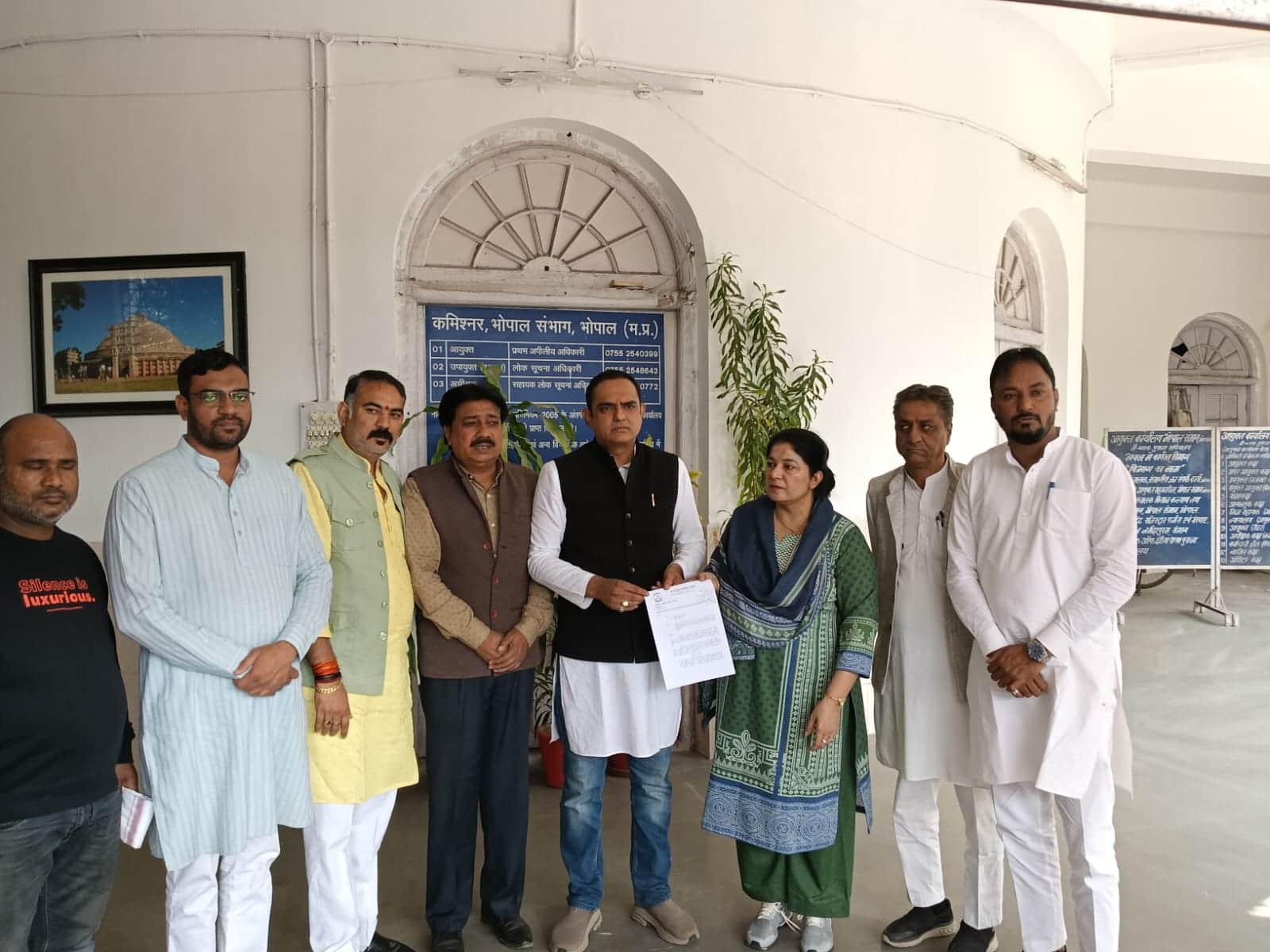 संभाग आयुक्त कार्यालय पहुंचा कांग्रेस पार्षद दल