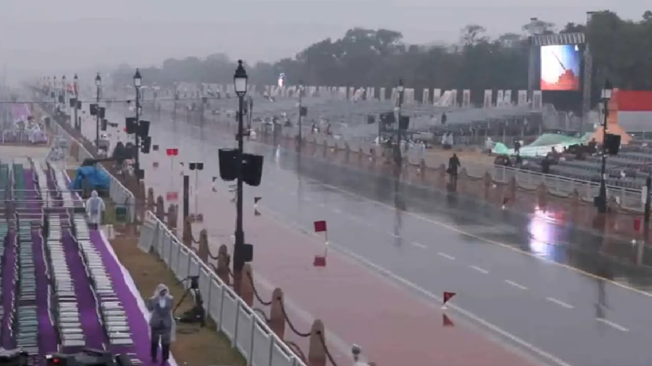 बूंदाबांदी के बाद का कर्तव्य पथ का नजारा