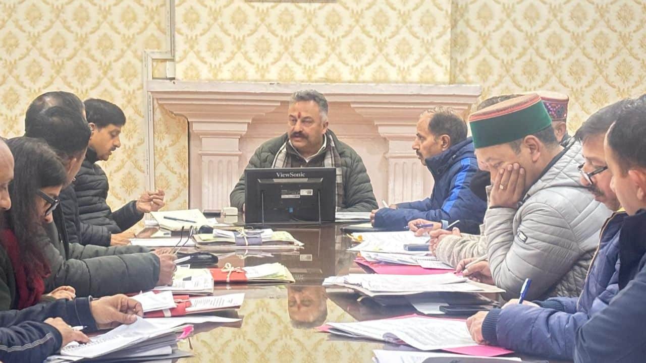 बैठक अध्यक्षता करते हुए शिक्षा मंत्री रोहित ठाकुर।