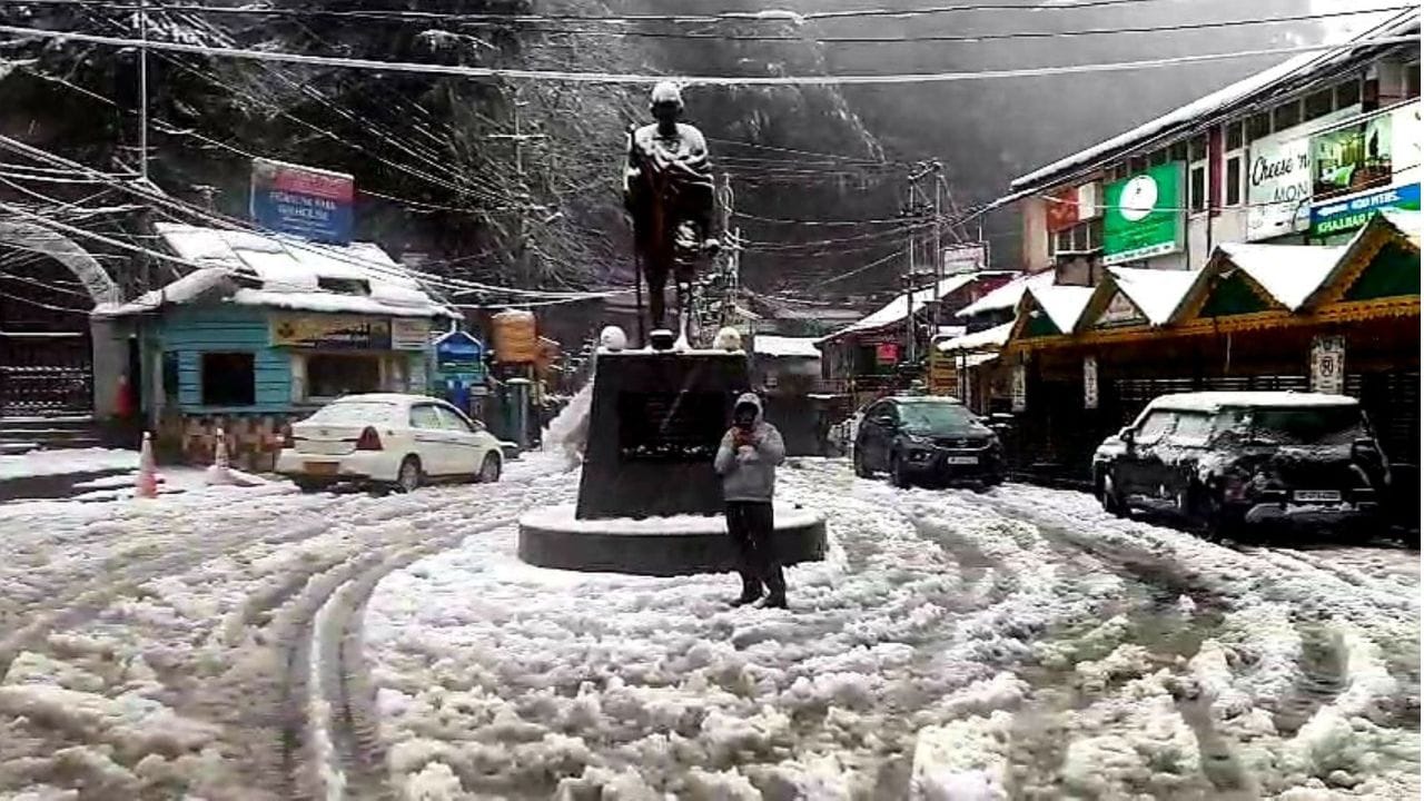 Heavy Snowfall in Himachal Today: 5 National Highways and Many Roads Closed, Power Outages