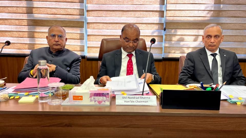 एचईआरसी के अध्यक्ष नन्द लाल शर्मा एसएसी बैठक की अध्यक्षता करते हुए साथ में सदस्य मुकेश गर्ग एवं शिव