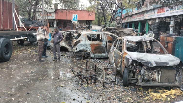 Chandigarh:मनीमाजरा मोटर मार्केट में रात को लगी भीषण आग, एक ट्रक-दो कार समेत कई वाहन जले – Massive Fire Broke Out At The Manimajra Motor Market At Night