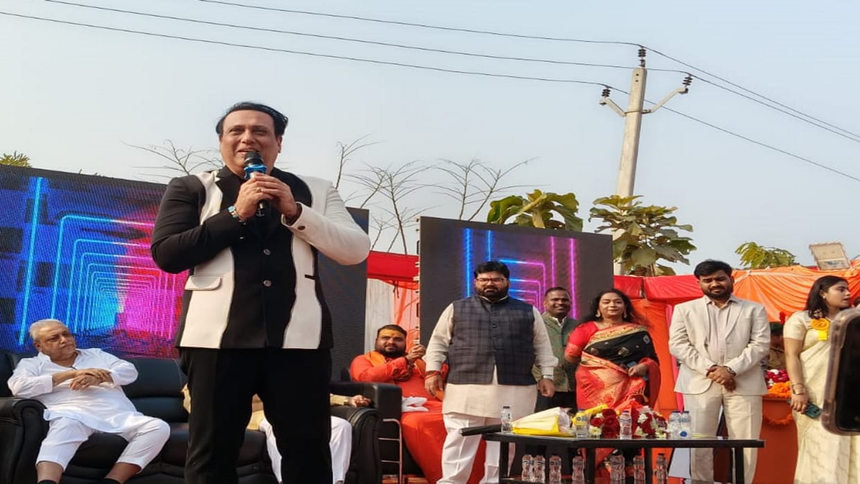 Govinda reached the school and started dancing, people present on the stage also danced.