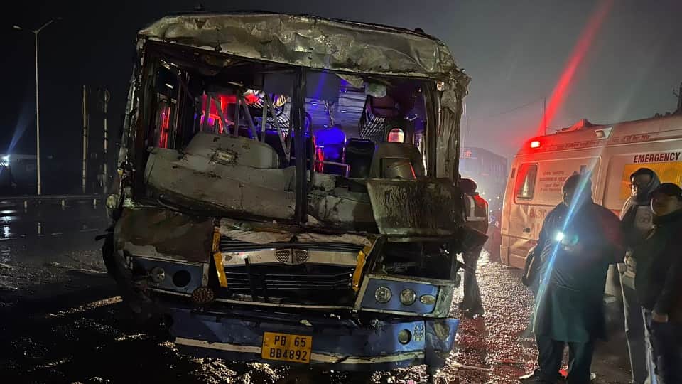 हादसे में क्षतिग्रस्त पीआरटीसी बस।