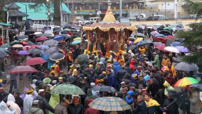 Holi colors were thrown in abundance in Kullu on Vasant Panchami and procession of Lord Raghunath took place