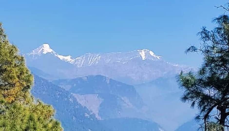 कपकोट के पिंडारी ग्लेशियर से दिख ही हिम चोटियों पर बर्फ की हल्की परत, बाकी काले पड़े पहाड़।