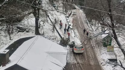 Heavy Snowfall in Himachal Today: 5 National Highways and Many Roads Closed, Power Outages