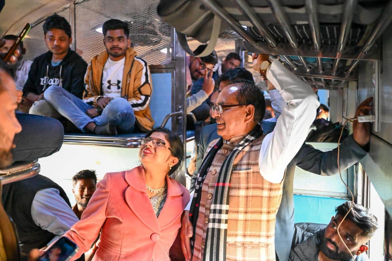 Shivraj fulfilled his promise in Vidisha: Gifted a motorized tricycle to disabled Pannalal, reached Ganjbasoda