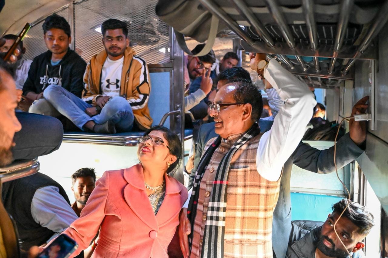 Shivraj fulfilled his promise in Vidisha: Gifted a motorized tricycle to disabled Pannalal, reached Ganjbasoda