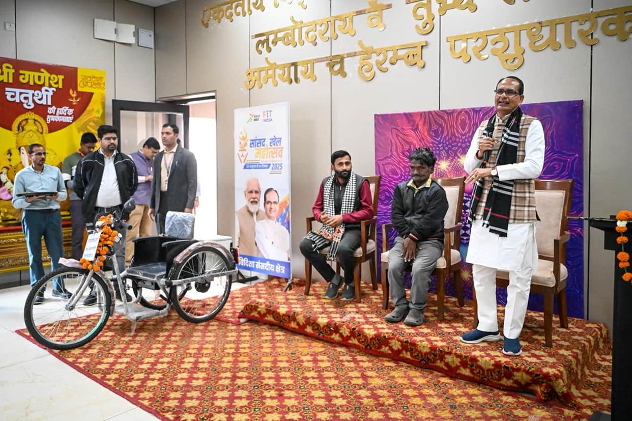 Shivraj fulfilled his promise in Vidisha: Gifted a motorized tricycle to disabled Pannalal, reached Ganjbasoda