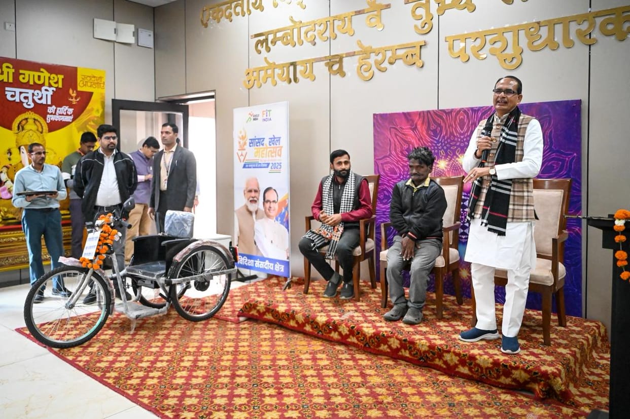 Shivraj fulfilled his promise in Vidisha: Gifted a motorized tricycle to disabled Pannalal, reached Ganjbasoda