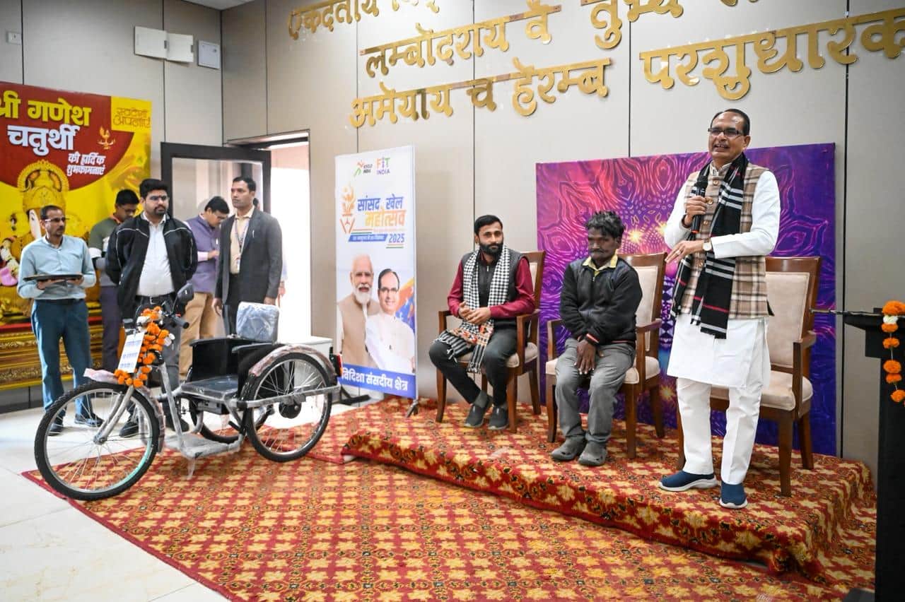 केंद्रीय मंत्री शिवराज ने दिव्यांग पन्नालाल को भेंट की मोटराइज्ड ट्राईसाइकिल।