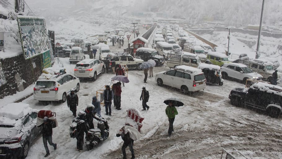 Heavy snowfall Himachal 563 roads including five nh closed several areas cut off villages without power