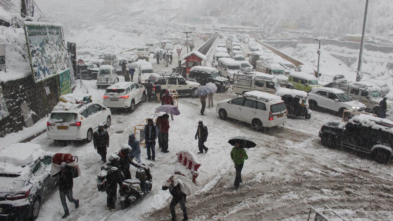 Heavy Snowfall in Himachal Today: 5 National Highways and Many Roads Closed, Power Outages