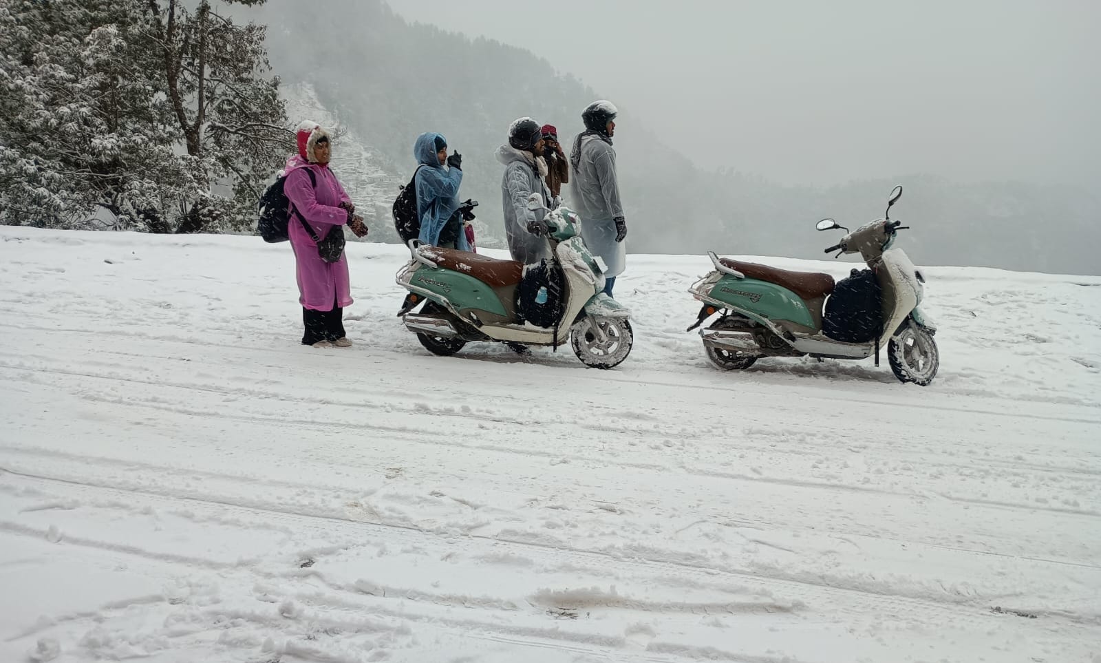 Uttarakhand Weather Mussoorie and Dhanaulti first snowfall Beautiful Photos Make Plan For Trip