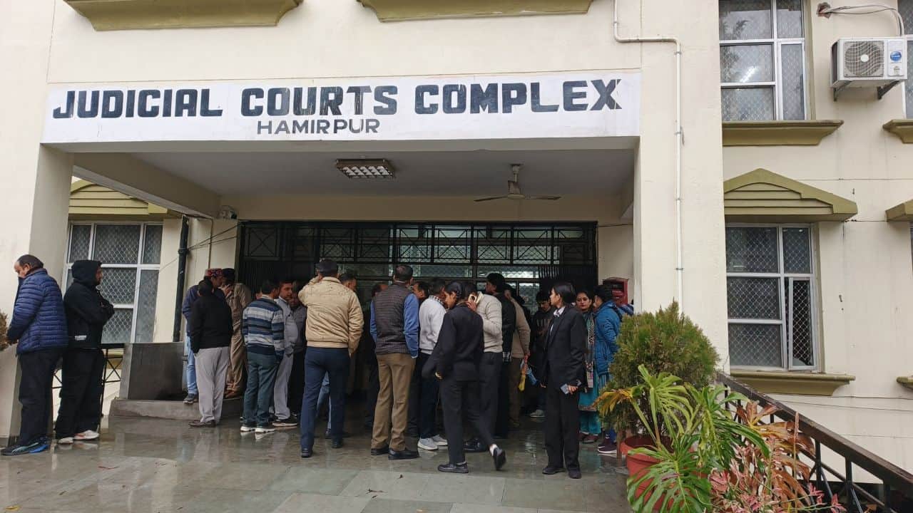 न्यायिक न्यायालय परिसर हमीरपुर को बम से उड़ाने की धमकी भरी ई-मेल के बाद परिसर में खड़े कोर्ट कर्मी।