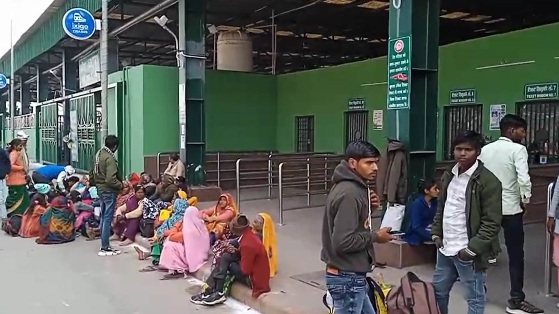 प्रयागराज जंक्शन पर यात्रियों की भीड़।