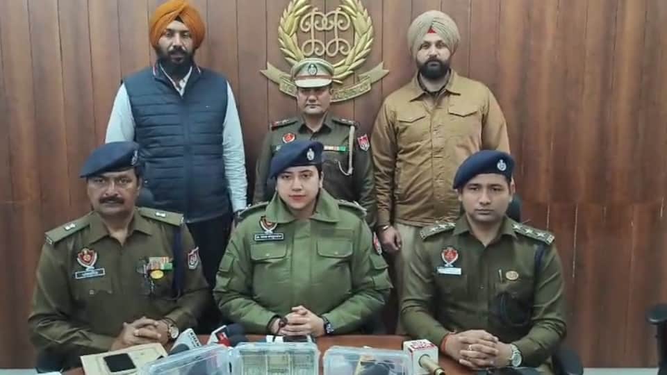 मामले की जानकारी देते पुलिस अधिकारी।