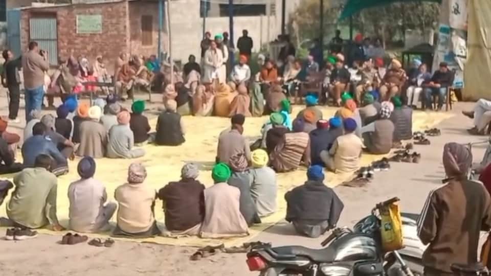गांव अखाड़ा में हुई पंचायत