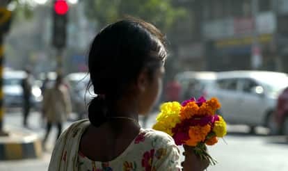 A girl selling flowers at a red light in Delhi was misdeed