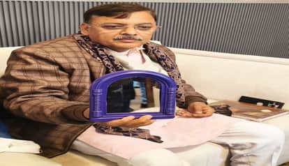 Look at your master in this mirror, Rajesh Shukla's taunt on Behad