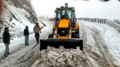 Heavy Snowfall in Himachal Today: 5 National Highways and Many Roads Closed, Power Outages