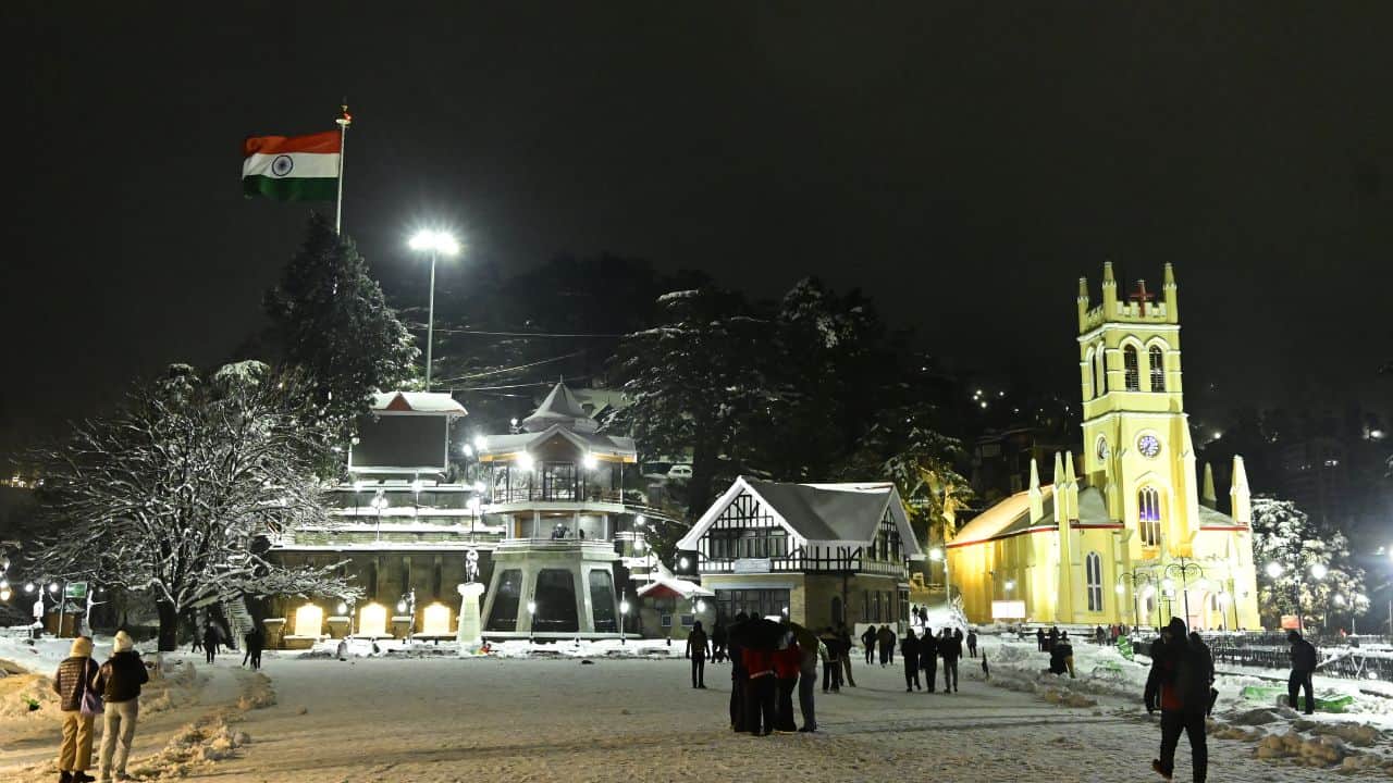 Heavy snowfall Himachal 563 roads including five nh closed several areas cut off villages without power