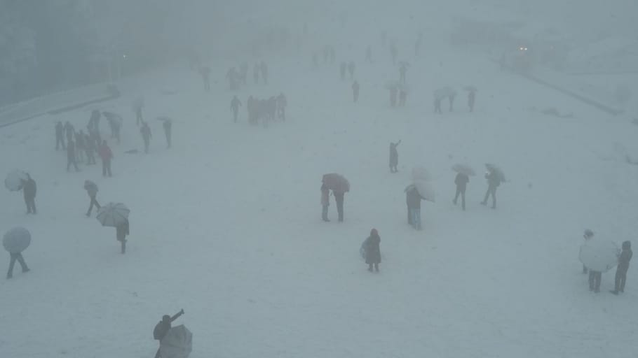 Heavy snowfall Himachal 563 roads including five nh closed several areas cut off villages without power