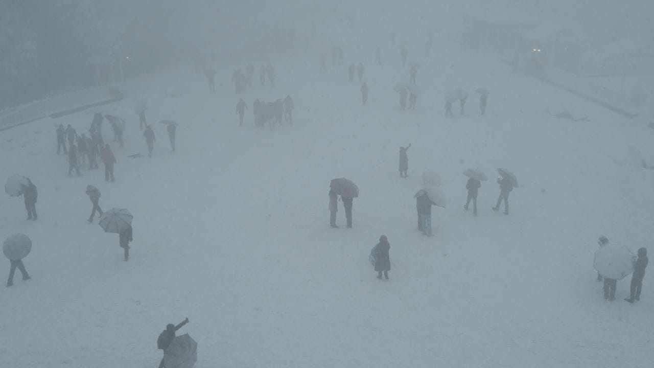 Heavy Snowfall in Himachal Today: 5 National Highways and Many Roads Closed, Power Outages
