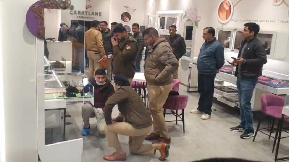 UP: Theft worth crores in Tata's diamond showroom in Saharanpur, miscreants entered through the roof