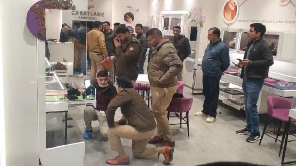 शोरूम के अंदर जांच करती पुलिस और फॉरेंसिक टीम।