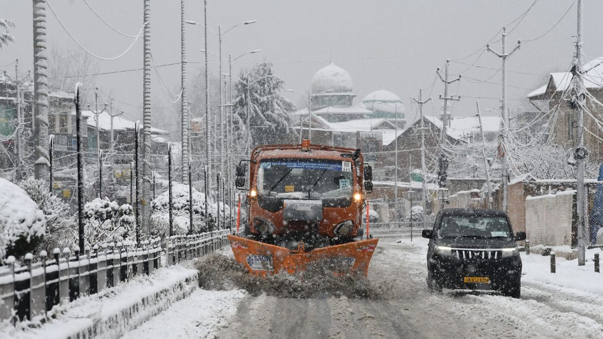 Snowstorm in Gurez, 100 buildings damaged in Bandipora.