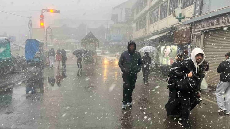 Mussoorie Snowfall: ट्रेंडिंग में आज पहाड़ों की रानी, बर्फ की पहली चादर के साथ लौटा जादू, रील्स-वीडियो वायरल