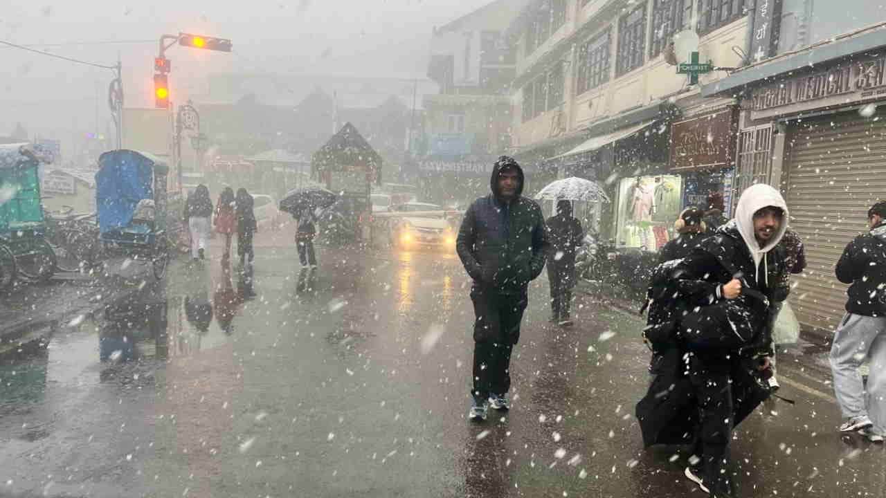 Trending Mussoorie is trending today magic returned with first snowfall Season Uttarakhand News in hindi