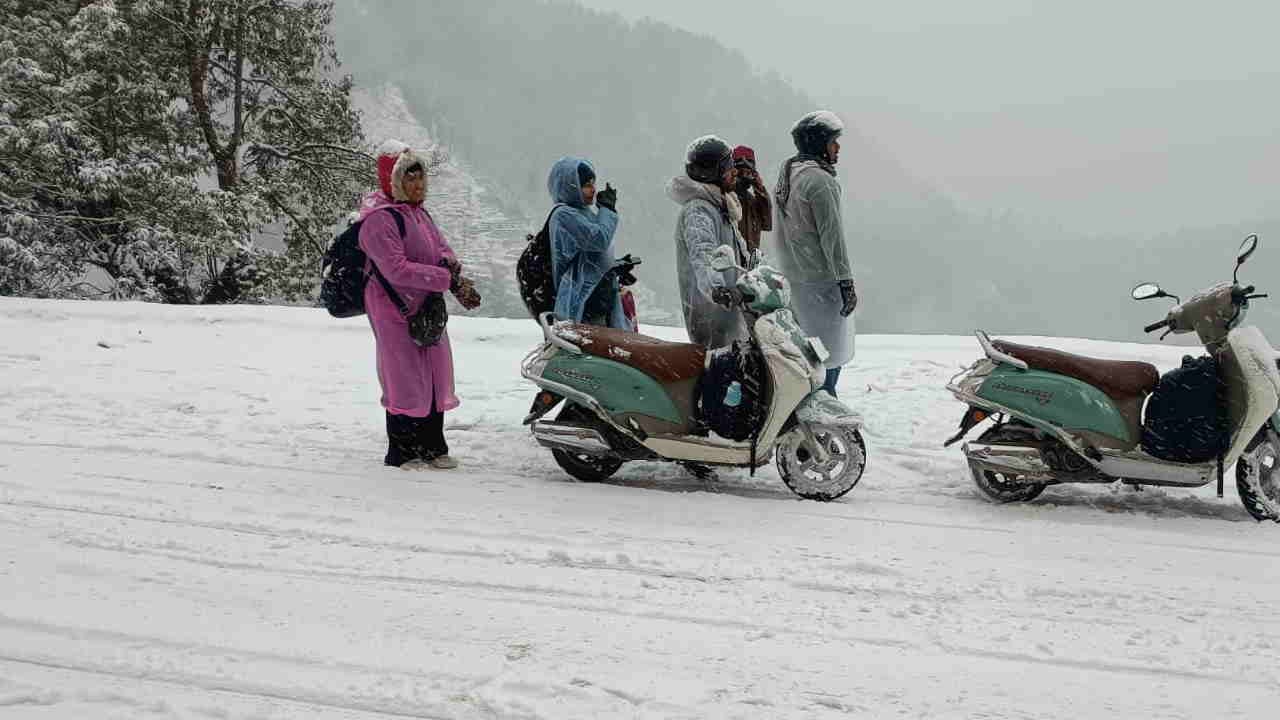 Trending Mussoorie is trending today magic returned with first snowfall Season Uttarakhand News in hindi