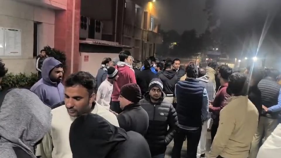 A fight broke out between two groups in Rampur Fatehpur village in the Dadri Kotwali area