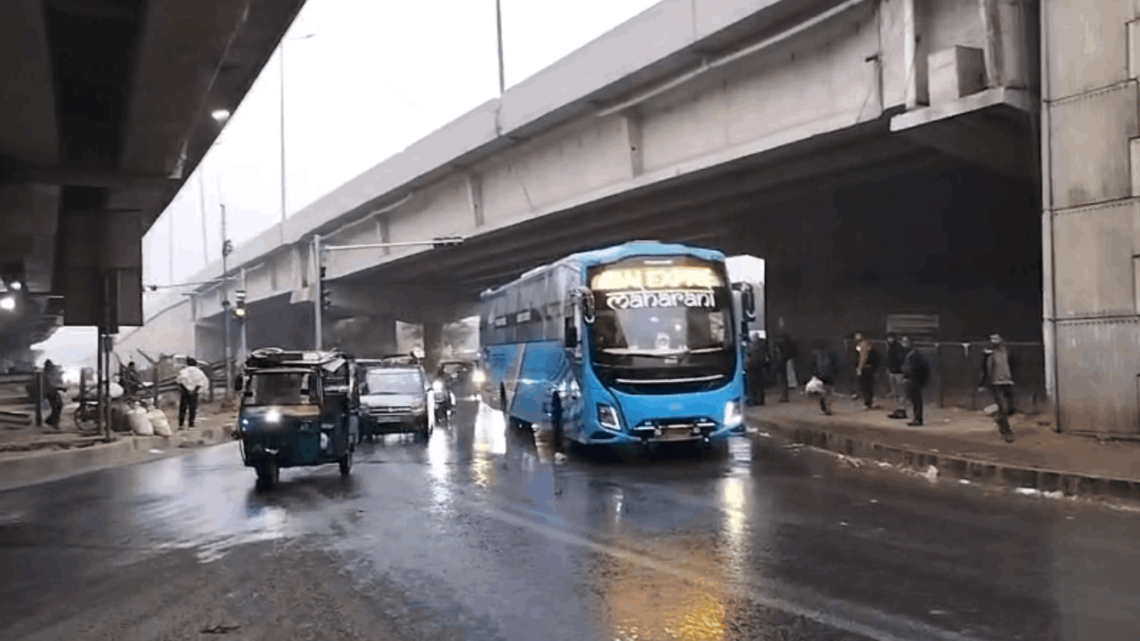 delhi ncr weather update today rain in many areas noida ghaziabad gurugram traffic jam photos