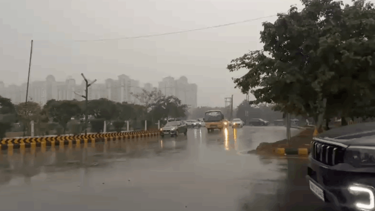 delhi ncr weather update today rain in many areas noida ghaziabad gurugram traffic jam photos