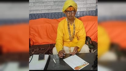 Prayagraj: Falahari Baba wrote a letter in blood to CM Yogi to allow Shankaracharya to take a bath.