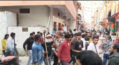 Mp News:उज्जैन के तराना में फिर भड़का विवाद, उत्पातियों ने पथराव कर बस में आग लगाई - Mp News: Dispute Erupts Again In Ujjain's Tarana; Miscreants Pelt Stones And Set A Bus