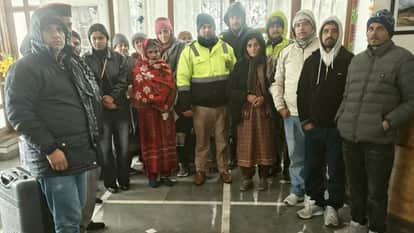 HP Snowfall 48 tourists and travelers stranded due to snowfall in Fagu and Ragupur Garh have been rescued