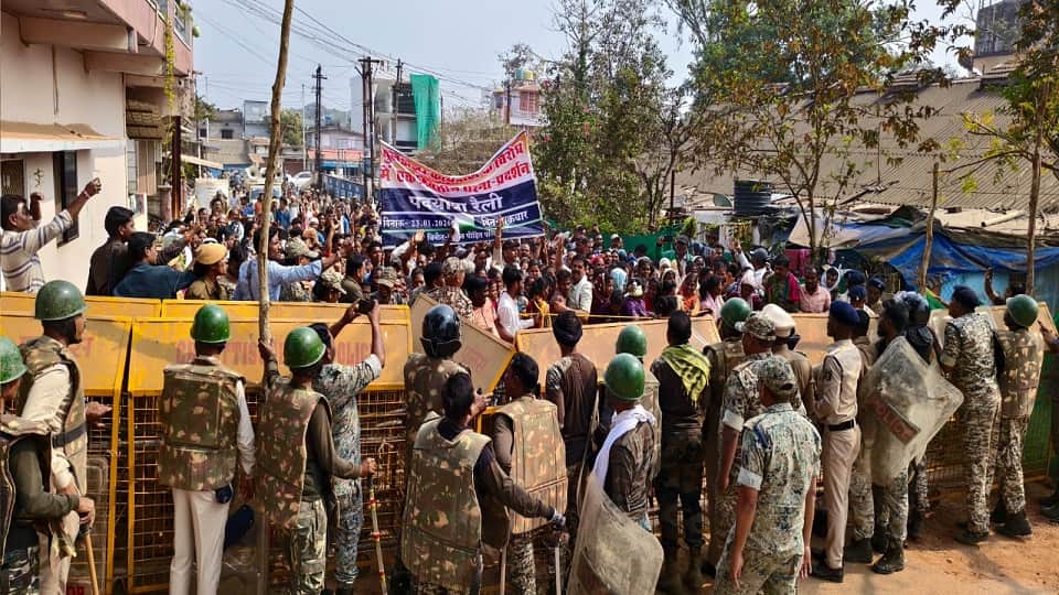 विरोध में पीड़ितों का धरना