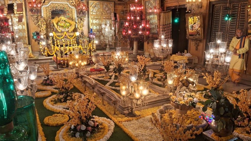 Basanti Kamra Opens at Shahji Temple on Basant Panchami Devotees Gather in Large Numbers