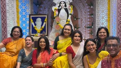 अनुराग बसु के घर सरस्वती पूजन में पहुंचे कई फिल्मी सितारे